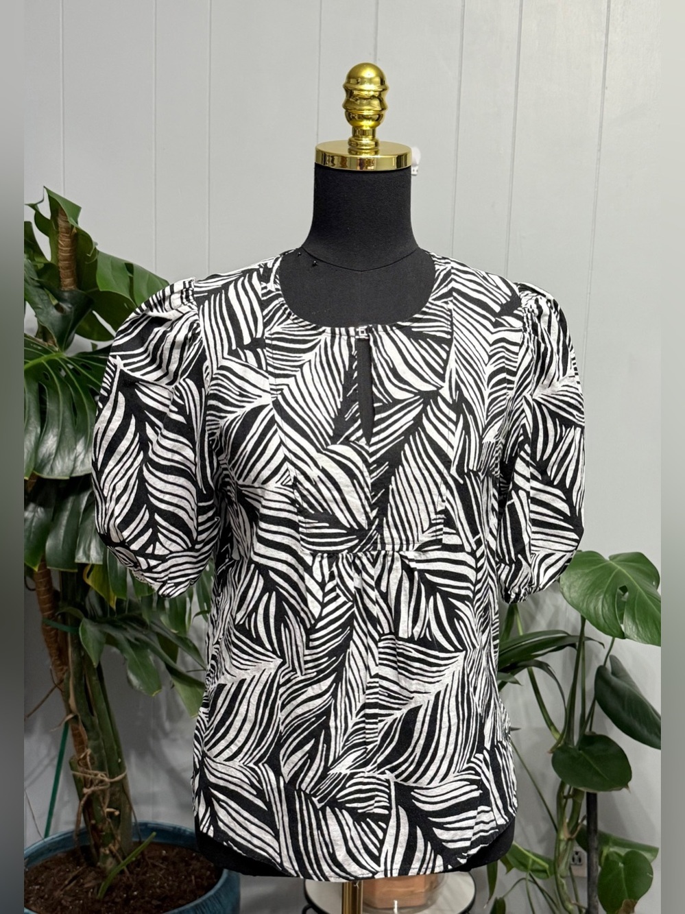 #18) Christian Siriano Black & White Leaf-Print Puff Sleeve Blouse